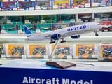  Mô hình máy bay United Boeing B777 có bánh xe kích thước 47cm no led MB47111 