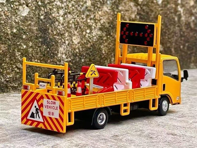  Mô hình xe tải Isuzu ELF Engineering Roadblock Vehicle Yellow tỉ lệ 1:64 DBGT Model OT64731 