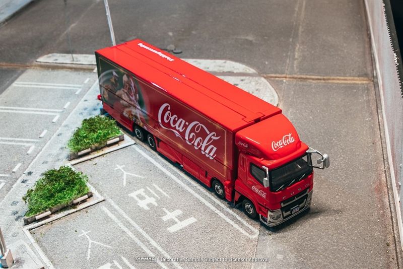  Mô hình xe Mitsubishi Fuso Super Great Coca-Cola Santa Truck Limited to 2,700pcs tỉ lệ 1:64 Tarmac Works T64T-TL001-CC 
