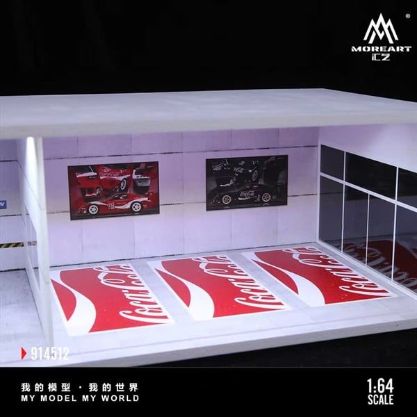  Hộp trưng bày mô phỏng showroom garage Coca cola có đèn - mica kích thước 30cm x 15cm x 10cm tỉ lệ 1:64 MoreArt MO914512 
