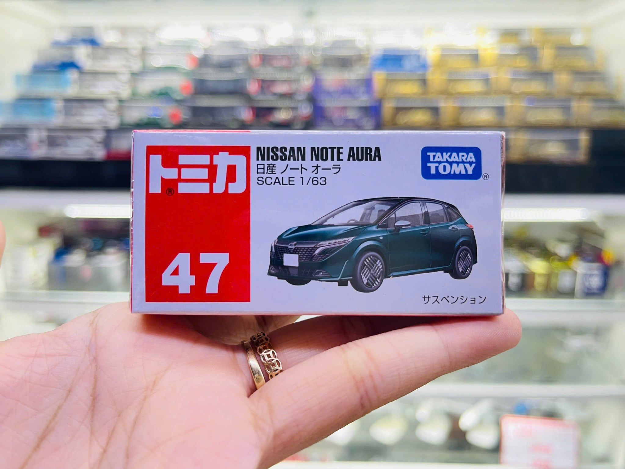  Mô hình xe Nissan Note Aura Box 25 tỉ lệ 1:63 Tomica 950523 