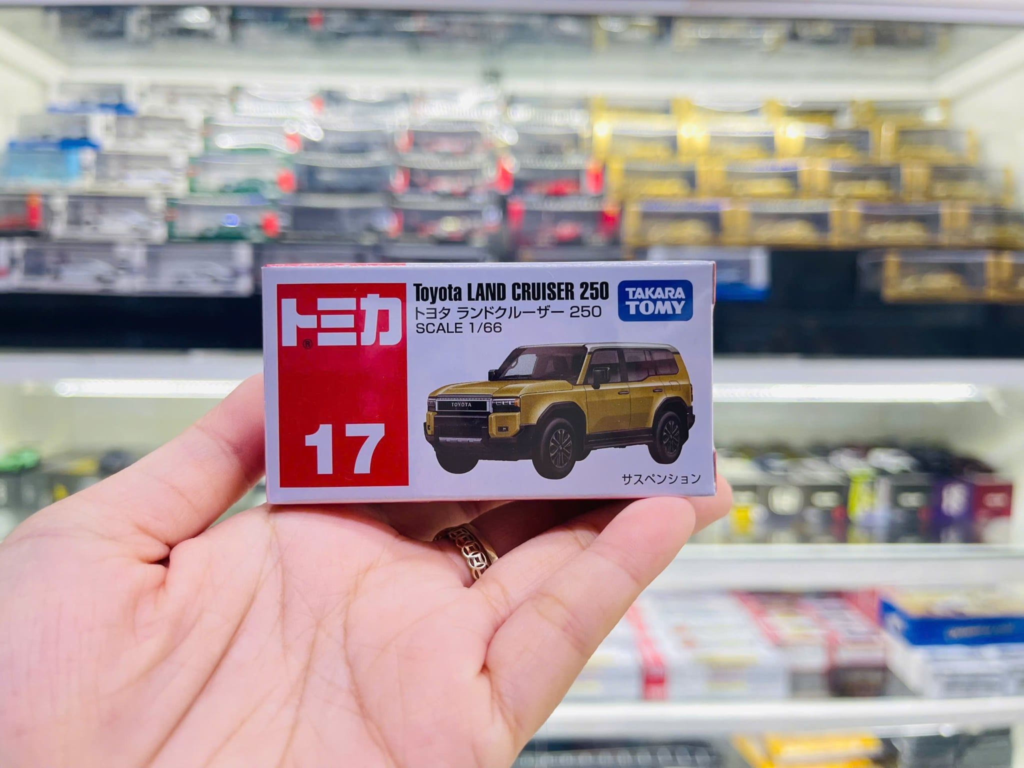  Mô hình xe TOYOTA LANDCRUISER (BOX) 25 No.17-13 tỉ lệ 1:64 Tomica 950622 