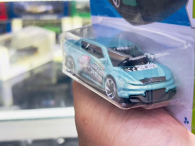  Mô hình xe tải Custom KIA EV6 Fantasy Hotwheels kim loại có bản quyền chính hãng tỉ lệ 1:64 C4982-FA 