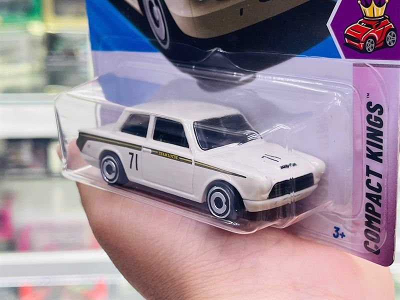  Mô hình xe Lotus Cortina white Hotwheels kim loại có bản quyền chính hãng tỉ lệ 1:64 C4982-LO 