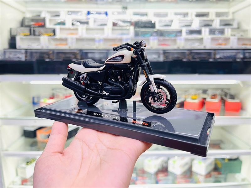  Mô hình Harley Davison 2011 XR1200X WHITE 1:18 Maisto MT18025 