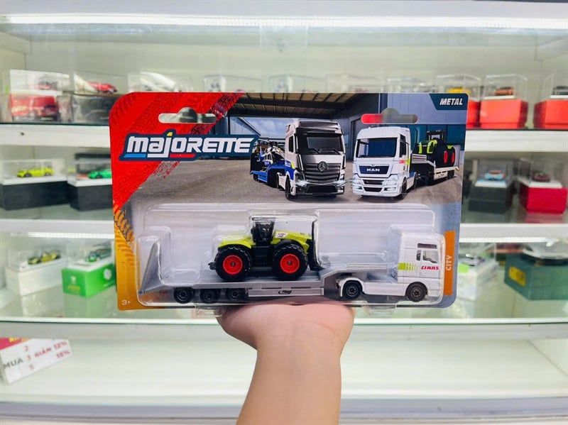  Mô hình xe city transporter Man TGX XXL with Farm Tractor 18.8cm tỉ lệ 1:64 Majorette 8503003000 
