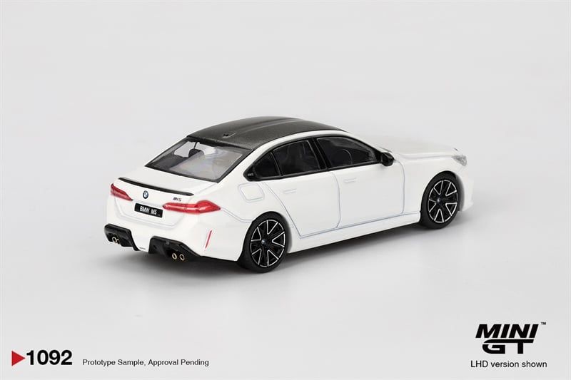  Mô hình xe BMW M5 Alpine White bản card tỉ lệ 1:64 MiniGT MGT01092 