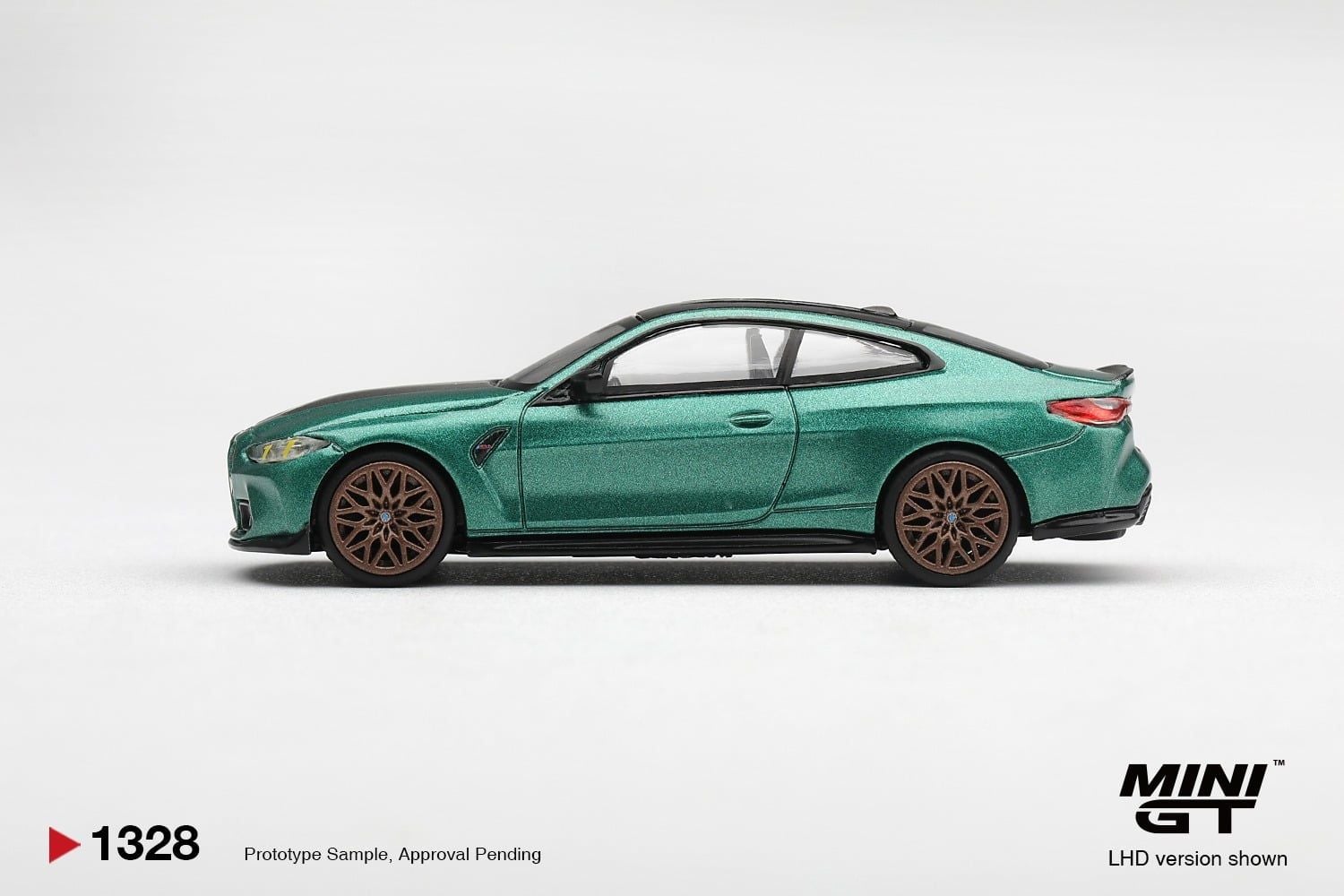 Mô hình xe BMW M4 CS Frozen Isle of Man Green Metallic bản card tỉ lệ 1:64 MiniGT MGT01328 