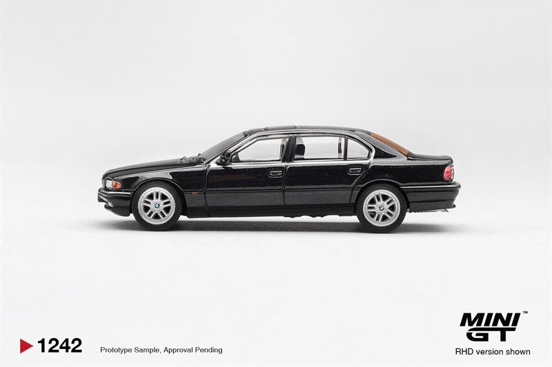  Mô hình xe BMW 750IL Black Sapphire tỉ lệ 1:64 MiniGT MGT01242 