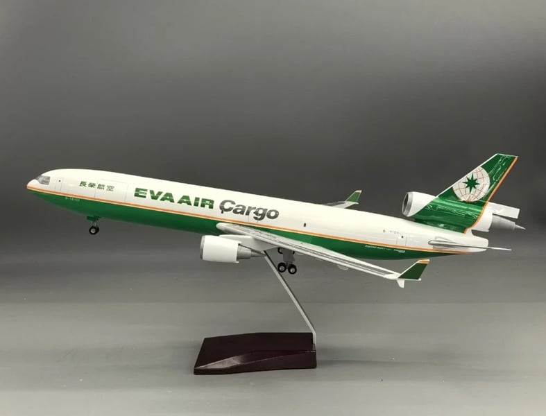  Mô hình máy bay Eva Air McDonnell MD-11 có bánh xe kích thước 47cm no led MB47120 