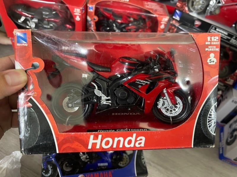  Mô hình xe Honda CBR 1000RR racing black red tỉ lệ 1:12 Newray MT12017 