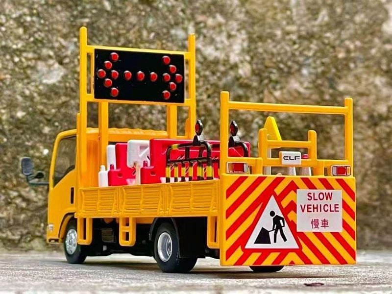  Mô hình xe tải Isuzu ELF Engineering Roadblock Vehicle Yellow tỉ lệ 1:64 DBGT Model OT64731 