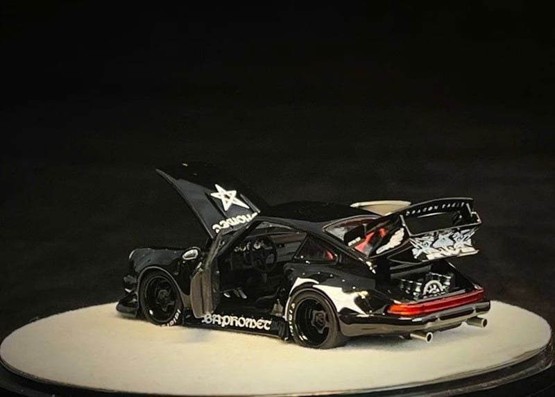  Mô hình xe Porsche RWB930 Baphomet Demon tỉ lệ 1:64 PGM PGM-640210 