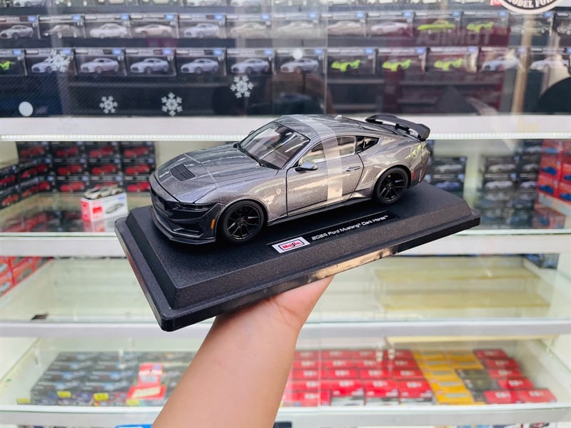  Mô hình xe Ford Mustang Dark Horses full kính có đế 2024 tỉ lệ 1:24 Maisto 32925 OT24127 