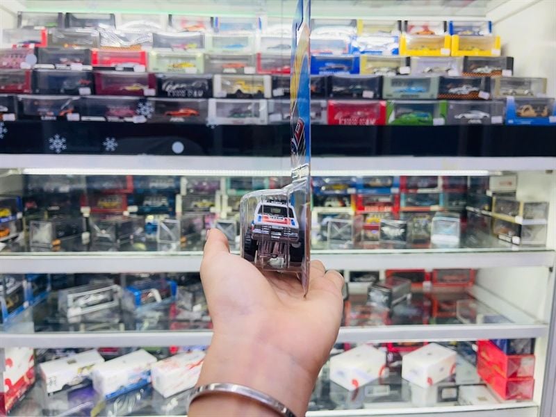  Mô hình xe tải Chevrolet Chevy Blazer 4x4 white Hotwheels kim loại có bản quyền chính hãng tỉ lệ 1:64 C4982-CV 