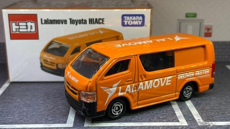  Mô hình xe Tomica Asia Original Lalamove Toyota Hiace tỉ lệ 1:60 Tomica 902591 