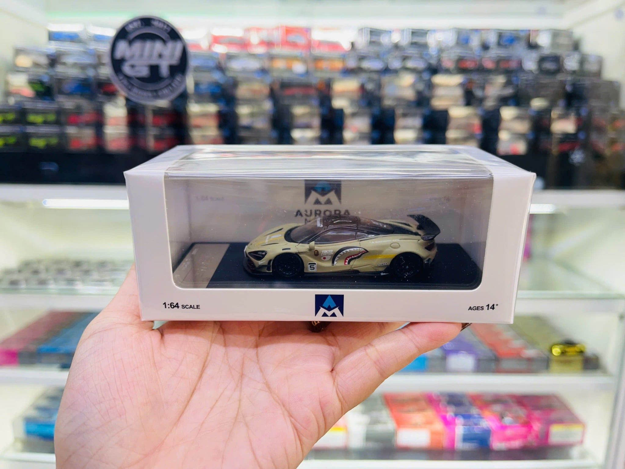  Mô hình xe McLaren 720S Shark tỉ lệ 1:64 Aurora Model AM800401 