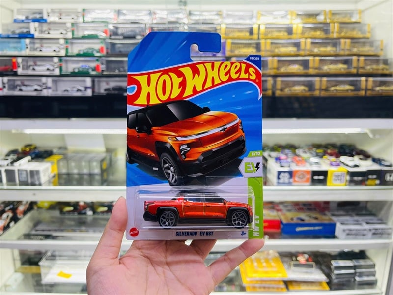  Mô hình xe tải Chevrolet Chevy silverado EV RST Hotwheels kim loại có bản quyền chính hãng tỉ lệ 1:64 C4982-CV 