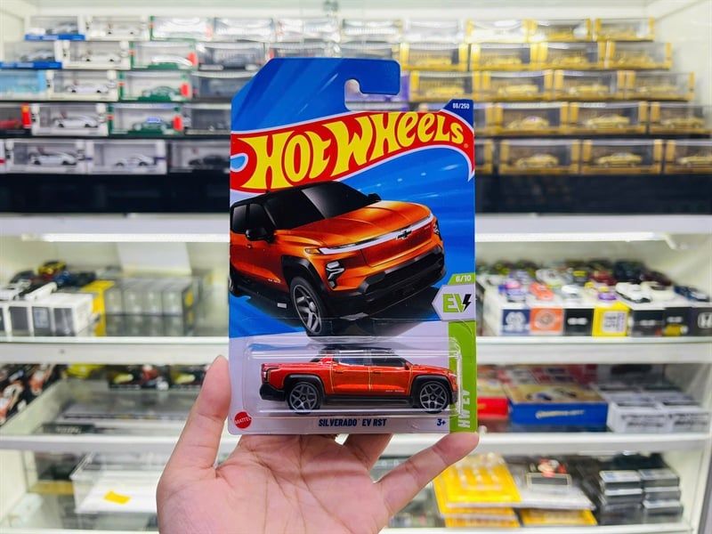  Mô hình xe tải Chevrolet Chevy silverado EV RST Hotwheels kim loại có bản quyền chính hãng tỉ lệ 1:64 C4982-CV 
