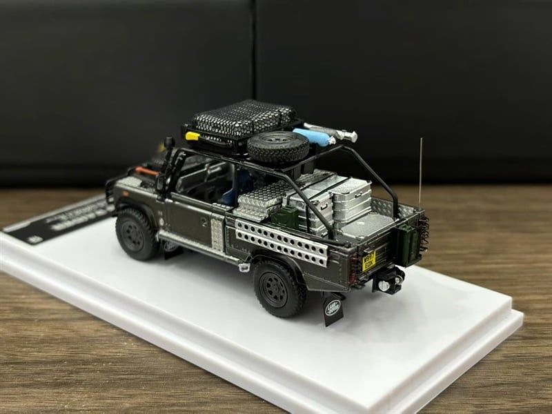  Mô hình xe Land Rover Defender Tomb Raider Angelina Jolie's limited 999pcs có phụ kiện đi kèm tỉ lệ 1:64 Street Weapon OT64843 