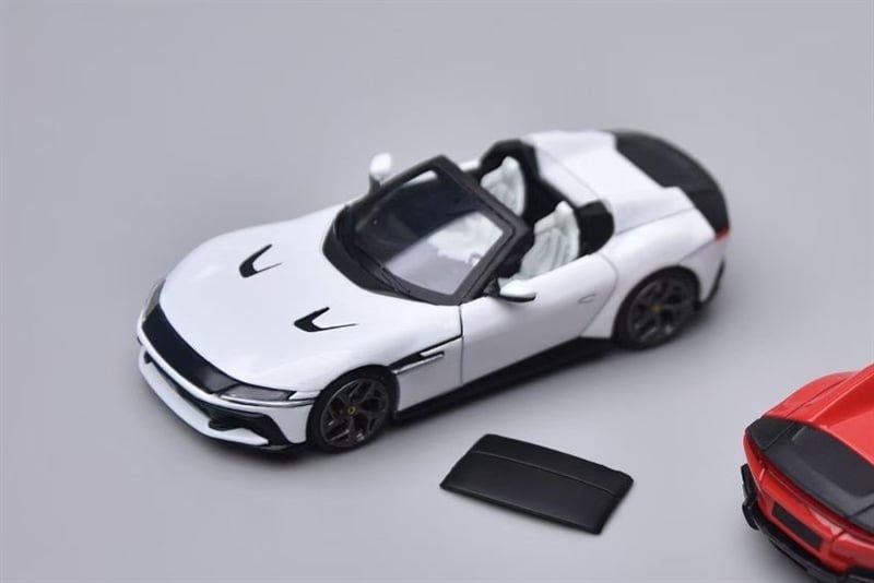  Mô hình xe Ferrari 12Cilindri Coupe Hardtop tỉ lệ 1:64 Phantom Knight OT64824 