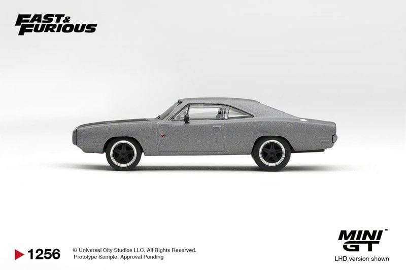  Mô hình xe Dodge Charger Fast Five Dominic Toretto bản card tỉ lệ 1:64 MiniGT MGT01256 