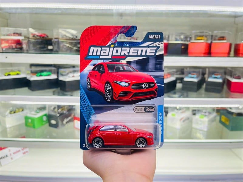  Mô hình xe Showroom Mercedes Benz AMG A 3S red premium tỉ lệ 1:64 Majorette 8502000000 