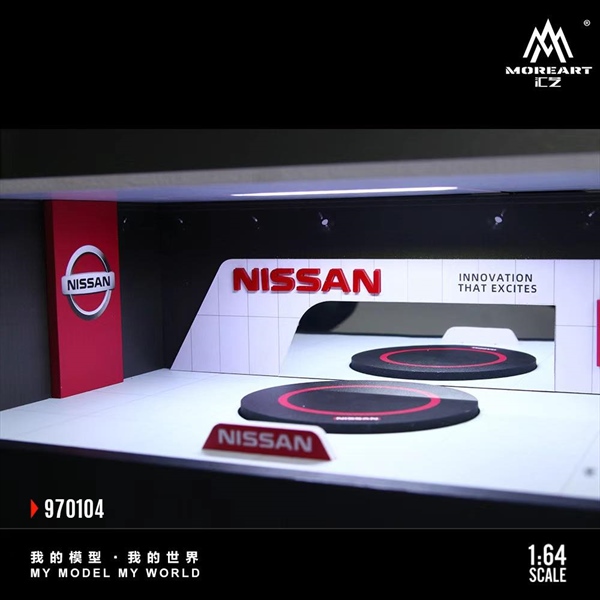  Hộp trưng bày mô phỏng showroom Nissan có bàn xoay - có đèn kích thước 33,7cm x 23,7cm x 14,5cm tỉ lệ 1:64 MoreArt MO970104 