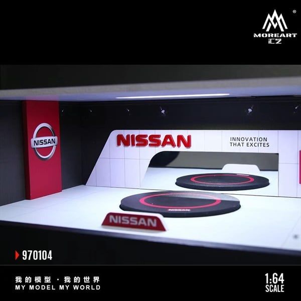  Hộp trưng bày mô phỏng showroom Nissan có bàn xoay - có đèn kích thước 33,7cm x 23,7cm x 14,5cm tỉ lệ 1:64 MoreArt MO970104 