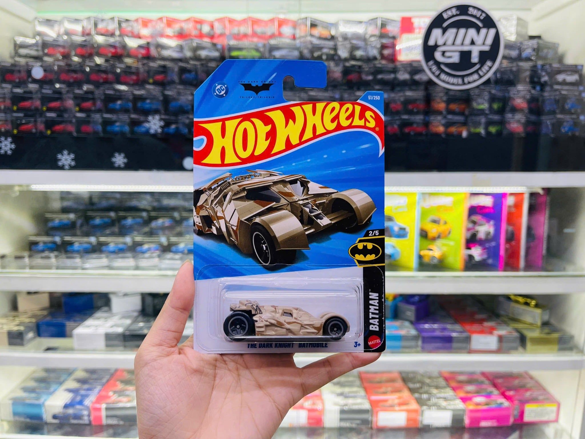  Mô hình xe Batman The Dark Knight Batmobile Camo kim loại có bản quyền chính hãng tỉ lệ 1:64 C4982-FA 