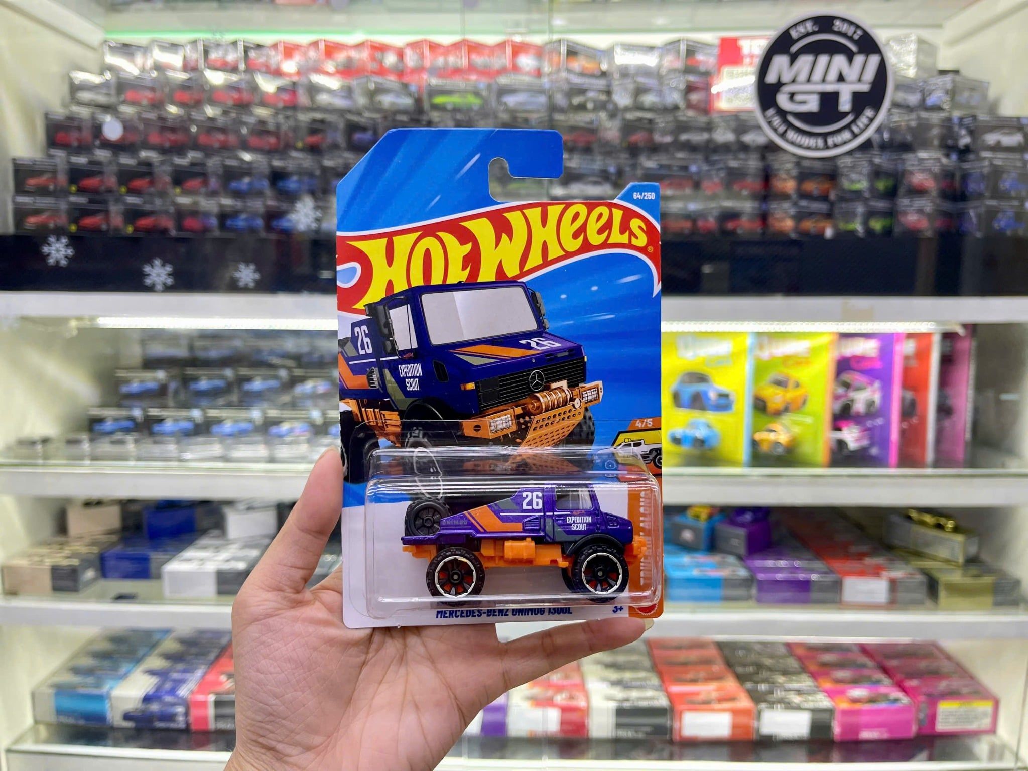  Mô hình xe Mercedes-Benz Unimog 1300L Purple kim loại có bản quyền chính hãng tỉ lệ 1:64 C4982-ME 