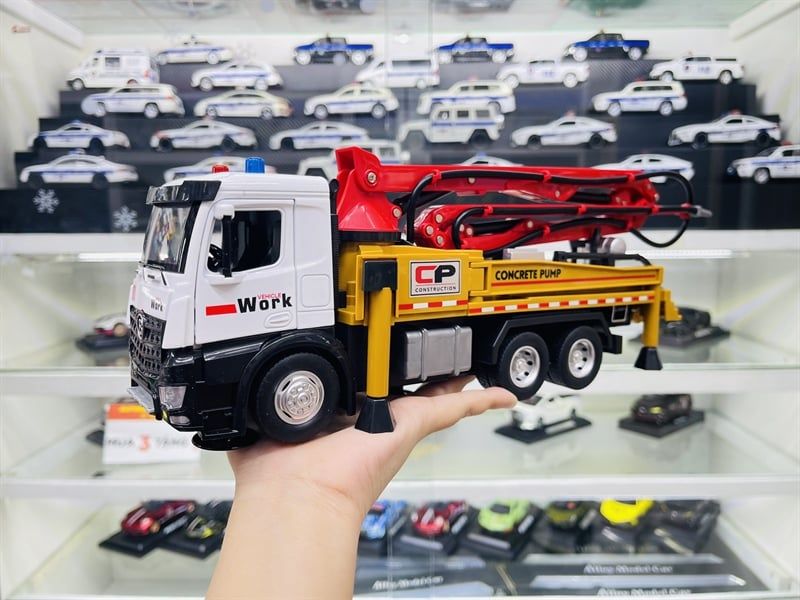  Đồ trang trí để bàn, mô hình ô tô, chất liệu chính bằng nhựa kết hợp sắt kt 25*13*9.5cm +/-10% - Xe công trình- bơm bê tông tỉ lệ 1:24 Metal DieCast OT213 