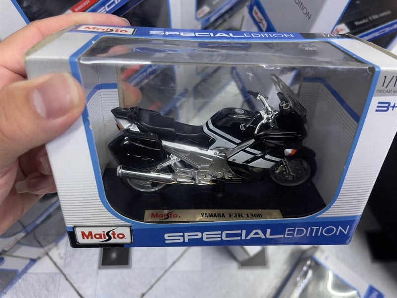  Mô hình xe mô tô Yamaha FJR 1300 black tỉ lệ 1:18 Maisto MT18032 
