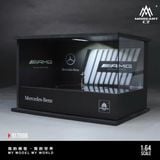  Hộp trưng bày mô phỏng showroom Mercedes-Benz có bàn xoay - đèn kèm nhân vật kích thước 20 cm x 15 cm x 13 cm tỉ lệ 1:64 MoreArt MO917006 