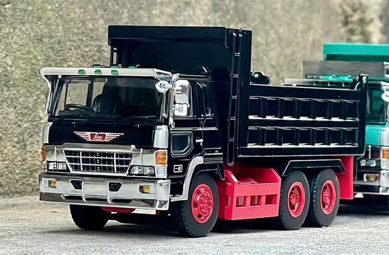  Mô hình xe tải Hino chở hàng - chở đá/ cát thùng nâng hạ được bằng kim loại tỉ lệ 1:64 DBGT model OT64724 