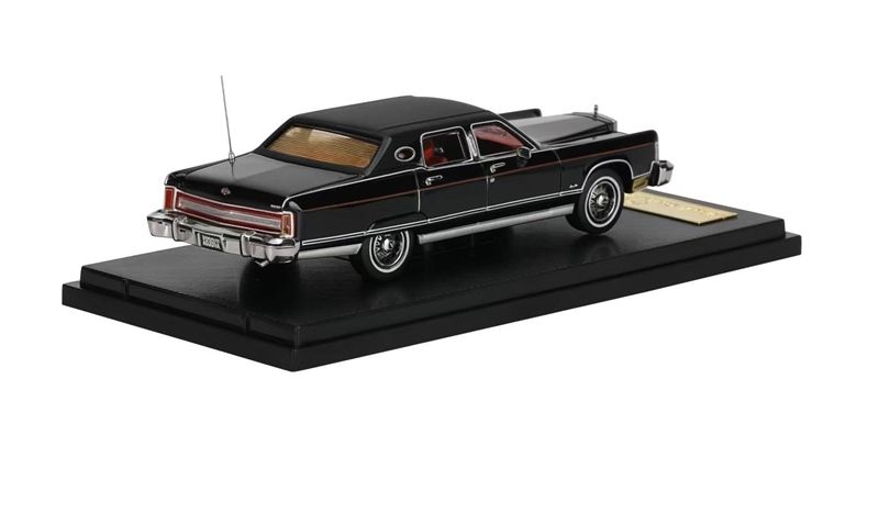  Mô hình xe 1979 Lincoln Continental Town Car tỉ lệ 1:64 SunStar x Turning Crush OT64709 