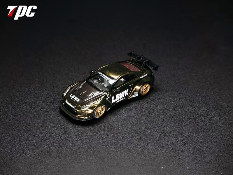  Mô hình xe Nissan GTR R35 LBWK Titanium Chameleon tỉ lệ 1:64 TPC model OT64799 