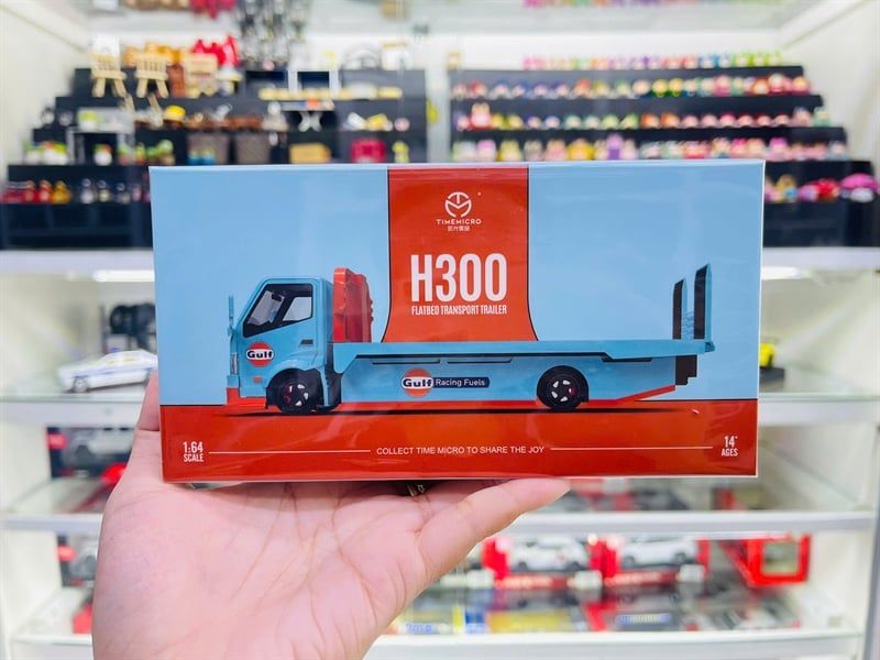  Đồ trang trí để bàn (Mô hình ô tô) Kích thước (10*3,6*4,5)CM +/-10%)CM +/- 10% (tỉ lệ 1:64) hiệu Time micro - tải cứu hộ H300 Gulf racing blue - orange có bàn trượt TM647201 