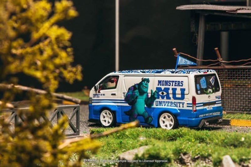  Mô hình xe Toyota Hiace Widebody Monsters University Disney tỉ lệ 1:64 Tarmac Works T64-038-MI 