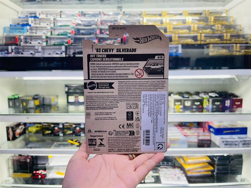  Mô hình xe 83 Chevy Silverado Black Hotwheels kim loại có bản quyền chính hãng tỉ lệ 1:64 C4982-CV 