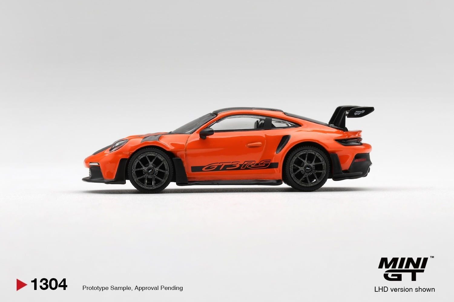  Mô hình xe Porsche 911 (992) GT3 RS Weissach Package Gulf Orange bản card tỉ lệ 1:64 MiniGT MGT01304 