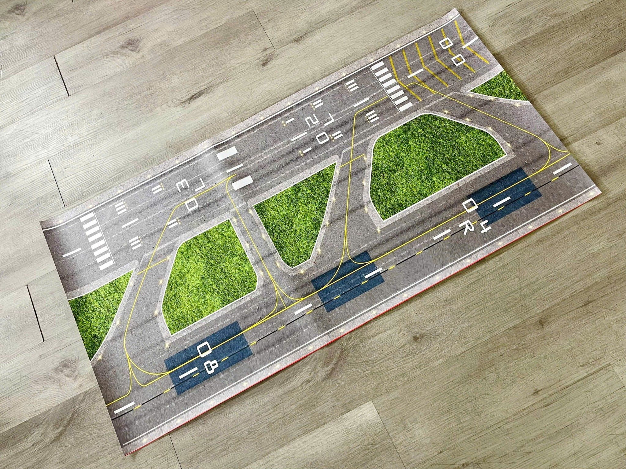  Phụ kiện trưng bày đường băng chất liệu in pp cán mờ chống nước bụi bẩn kt 120x60cm cho máy baymô hình nhiều tỉ lệ DR014 