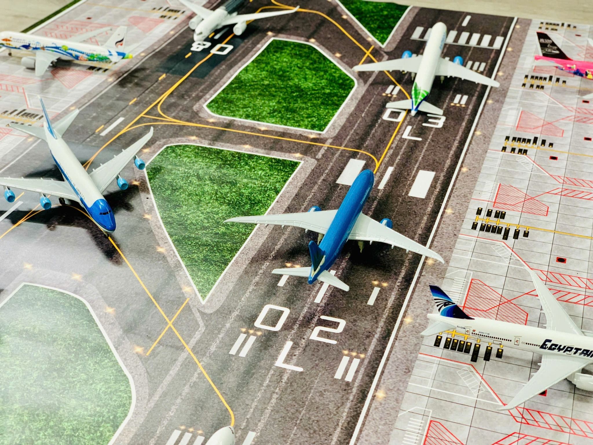  Phụ kiện trưng bày đường băng, bãi đáp chất liệu in pp cán mờ chống nước bụi bẩn kt 120x60cm cho máy bay mô hình nhiều tỉ lệ DR014 