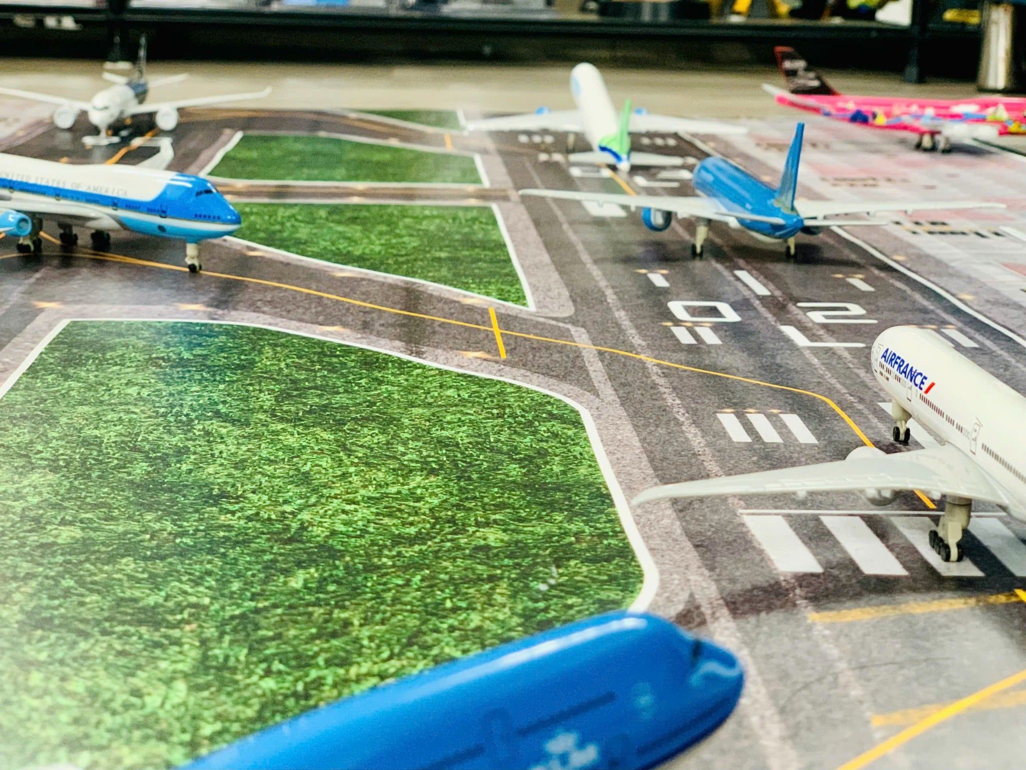  Phụ kiện trưng bày đường băng chất liệu in pp cán mờ chống nước bụi bẩn kt 120x30cm cho máy bay mô hình nhiều tỉ lệ DR014 