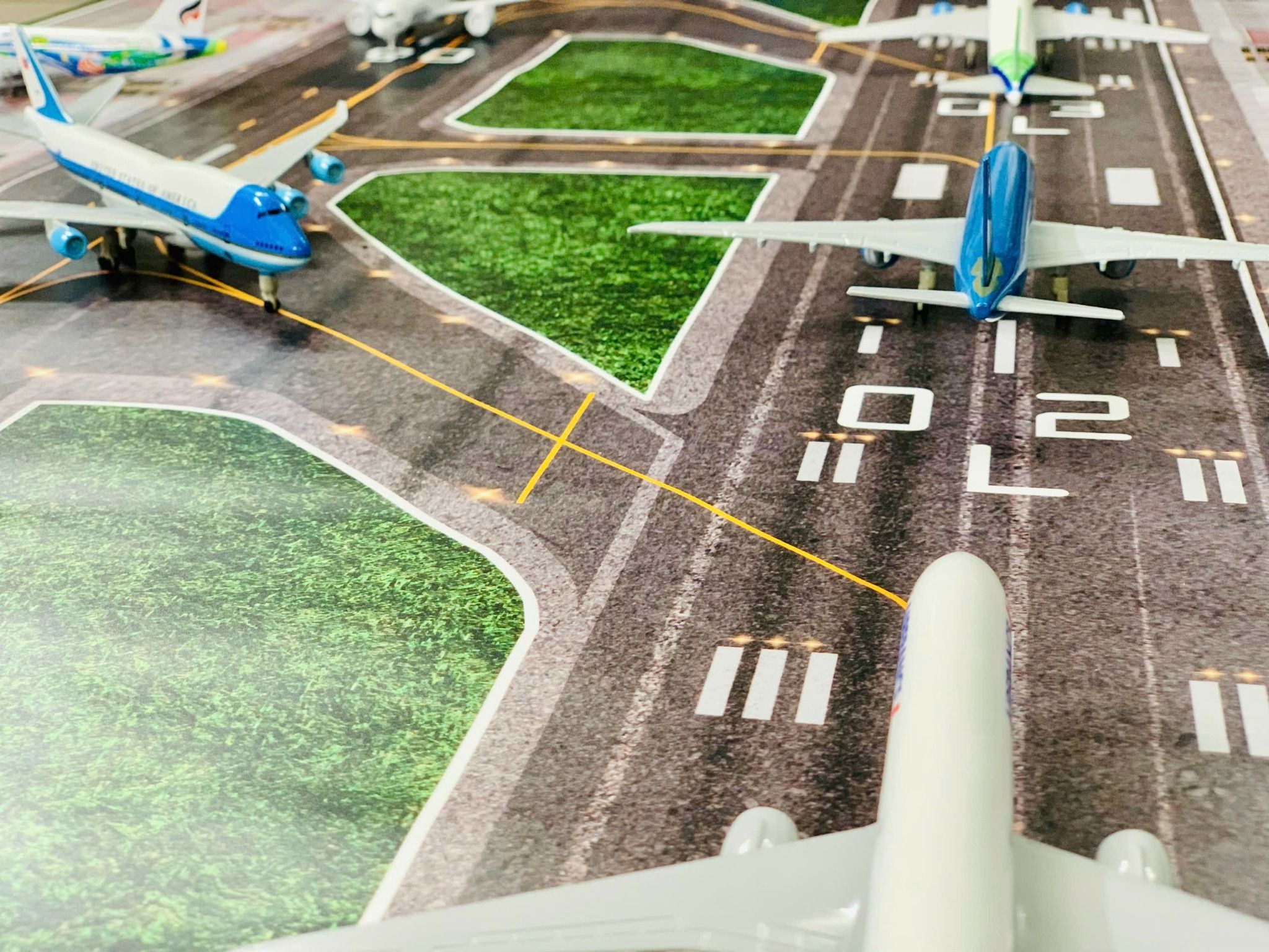  Phụ kiện trưng bày đường băng, bãi đáp chất liệu in pp cán mờ chống nước bụi bẩn kt 120x60cm cho máy bay mô hình nhiều tỉ lệ DR014 