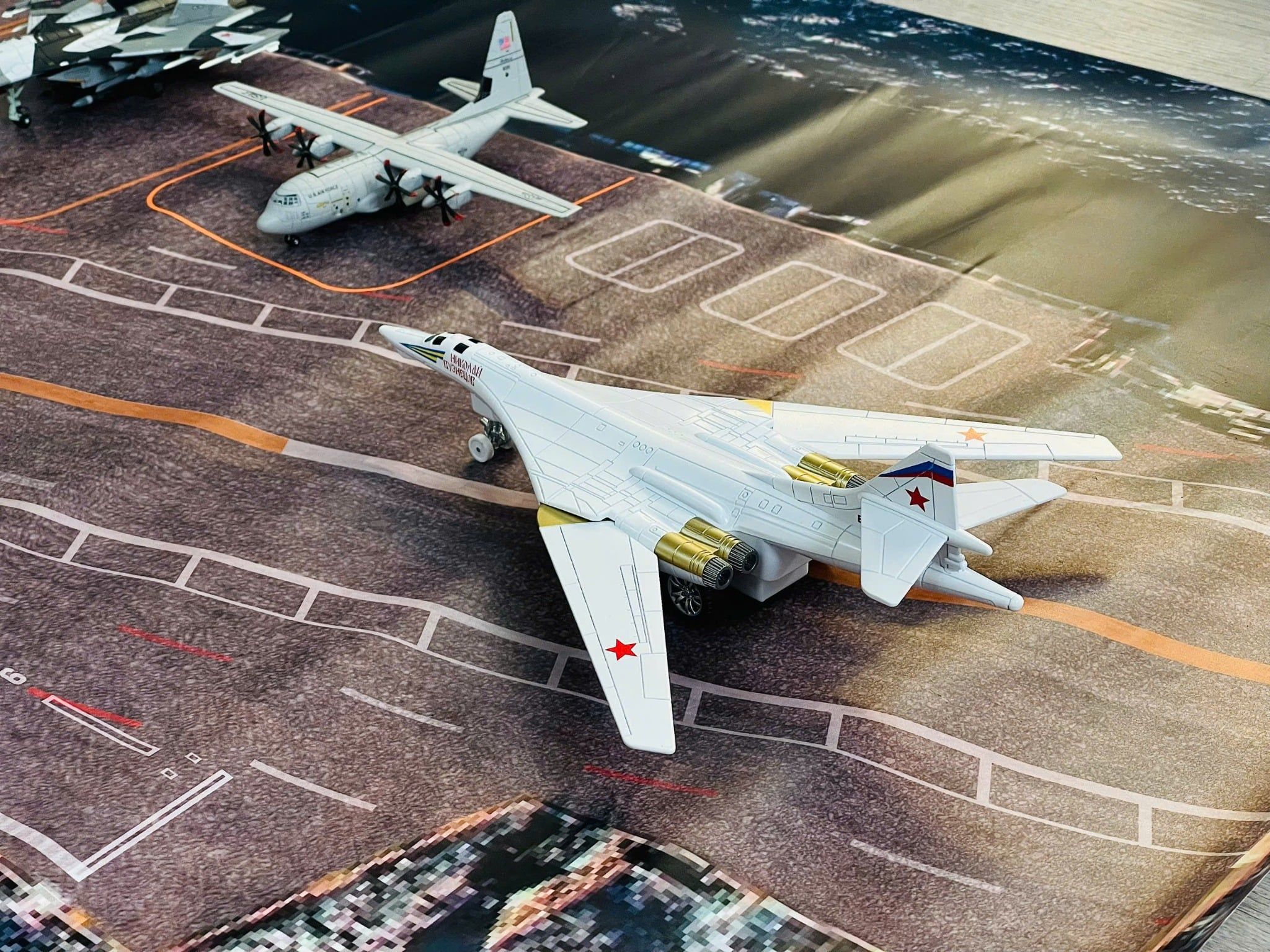 Diorama tàu sân bay bãi đáp đường băng in PP cán mờ chống nước bụi bẩn khổ dài 150cm cho máy bay mô hình 16cm 20cm 1:200 1:400 DR046