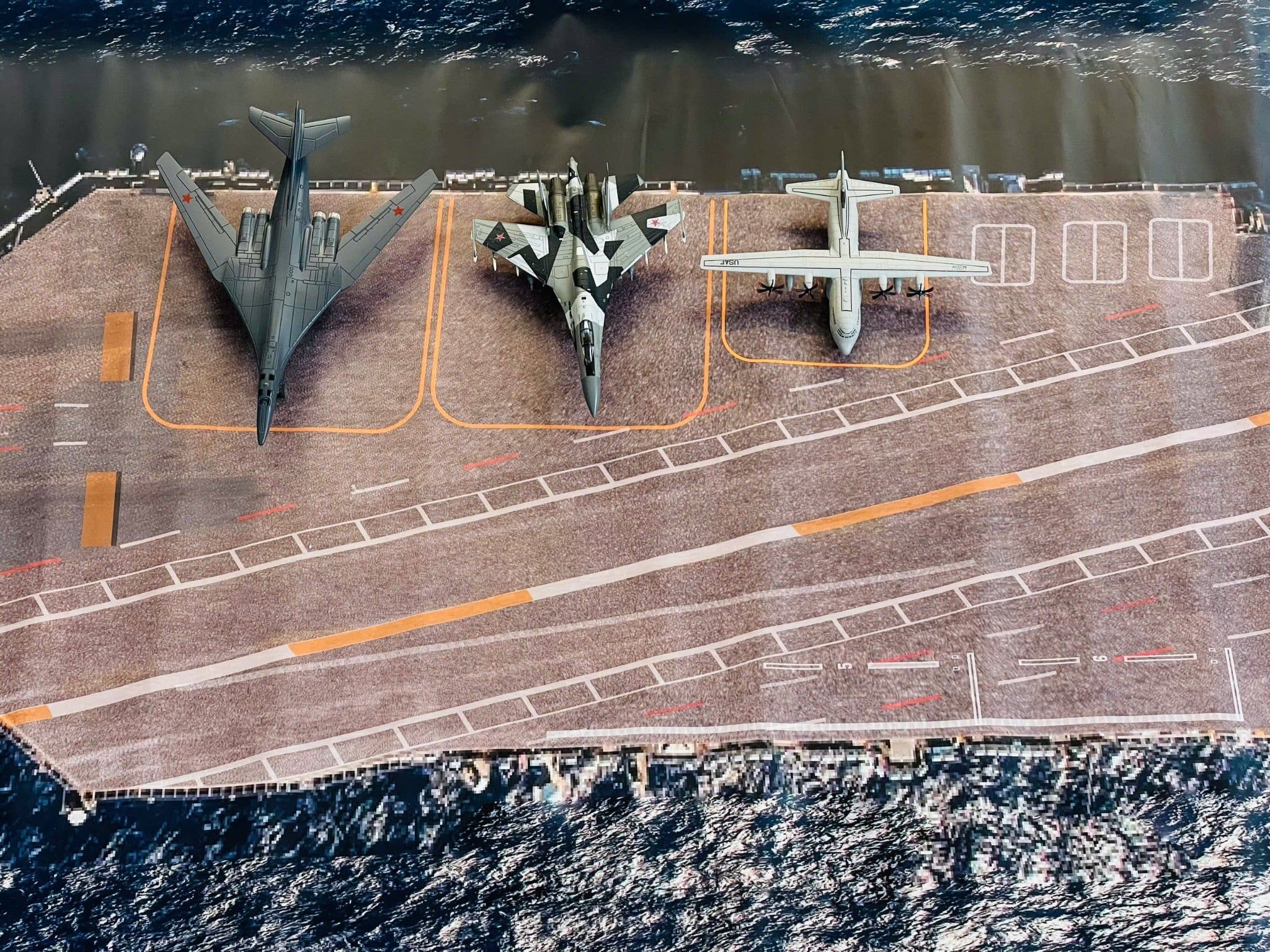  Diorama tàu sân bay bãi đáp đường băng in PP cán mờ chống nước bụi bẩn khổ dài 150cm cho máy bay mô hình 16cm 20cm 1:200 1:400 DR046 