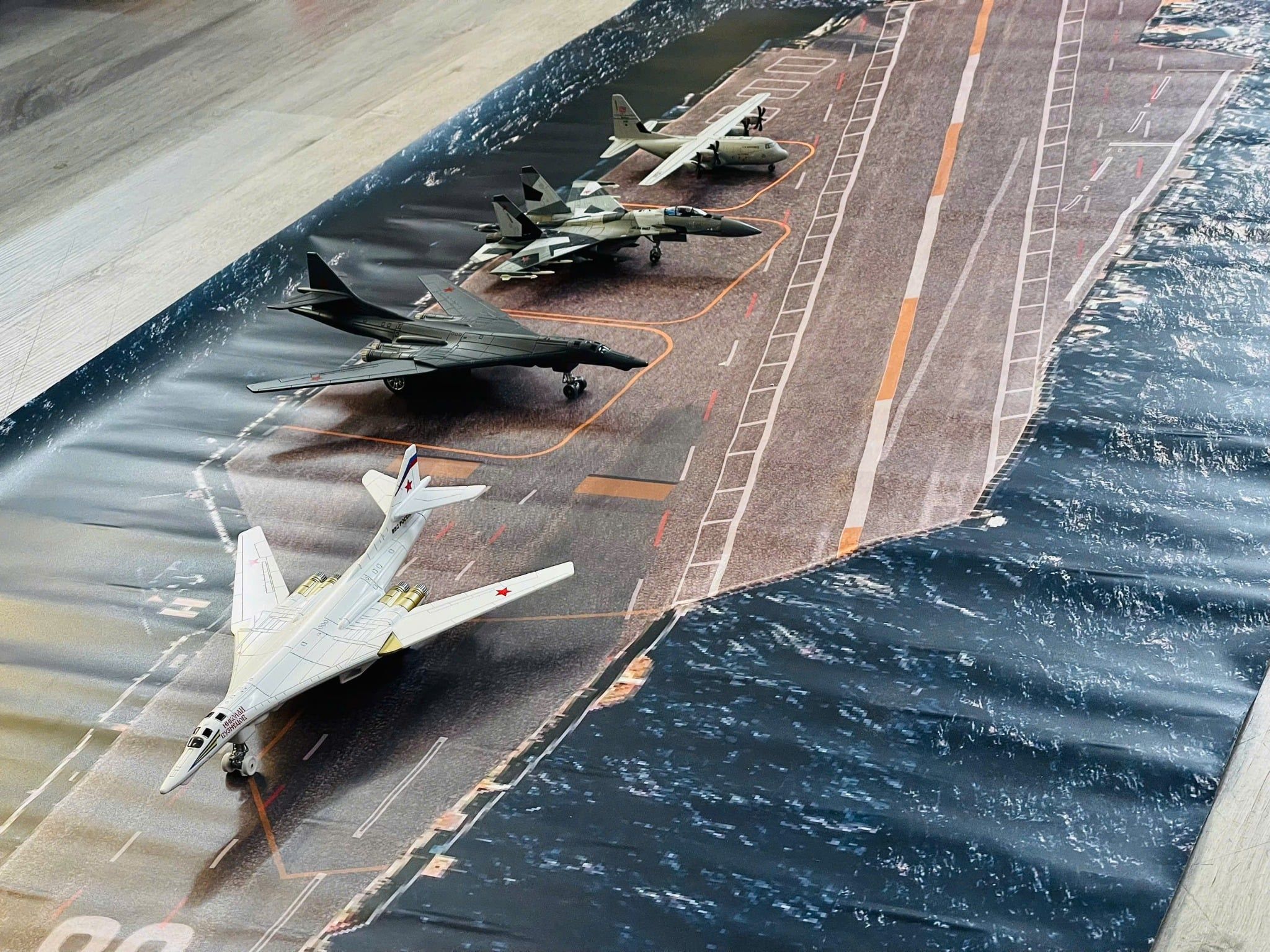 Diorama tàu sân bay bãi đáp đường băng in PP cán mờ chống nước bụi bẩn khổ dài 150cm cho máy bay mô hình 16cm 20cm 1:200 1:400 DR046