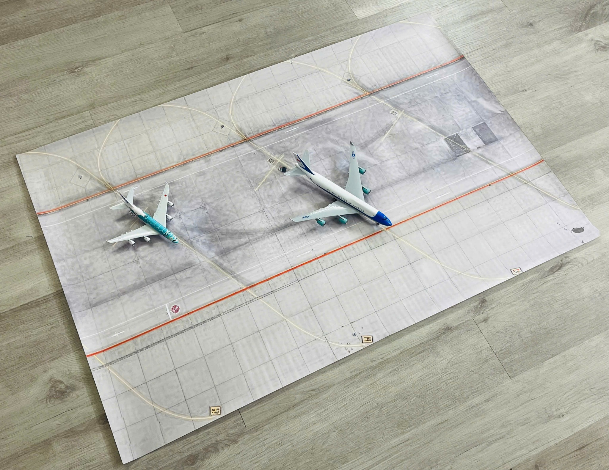  Phụ kiện trưng bày bãi đáp, đường băng chất liệu in pp 80x120cm cán mờ chống nước bụi bẩn dành cho máy bay mô hình nhiều tỉ lệ DR052 