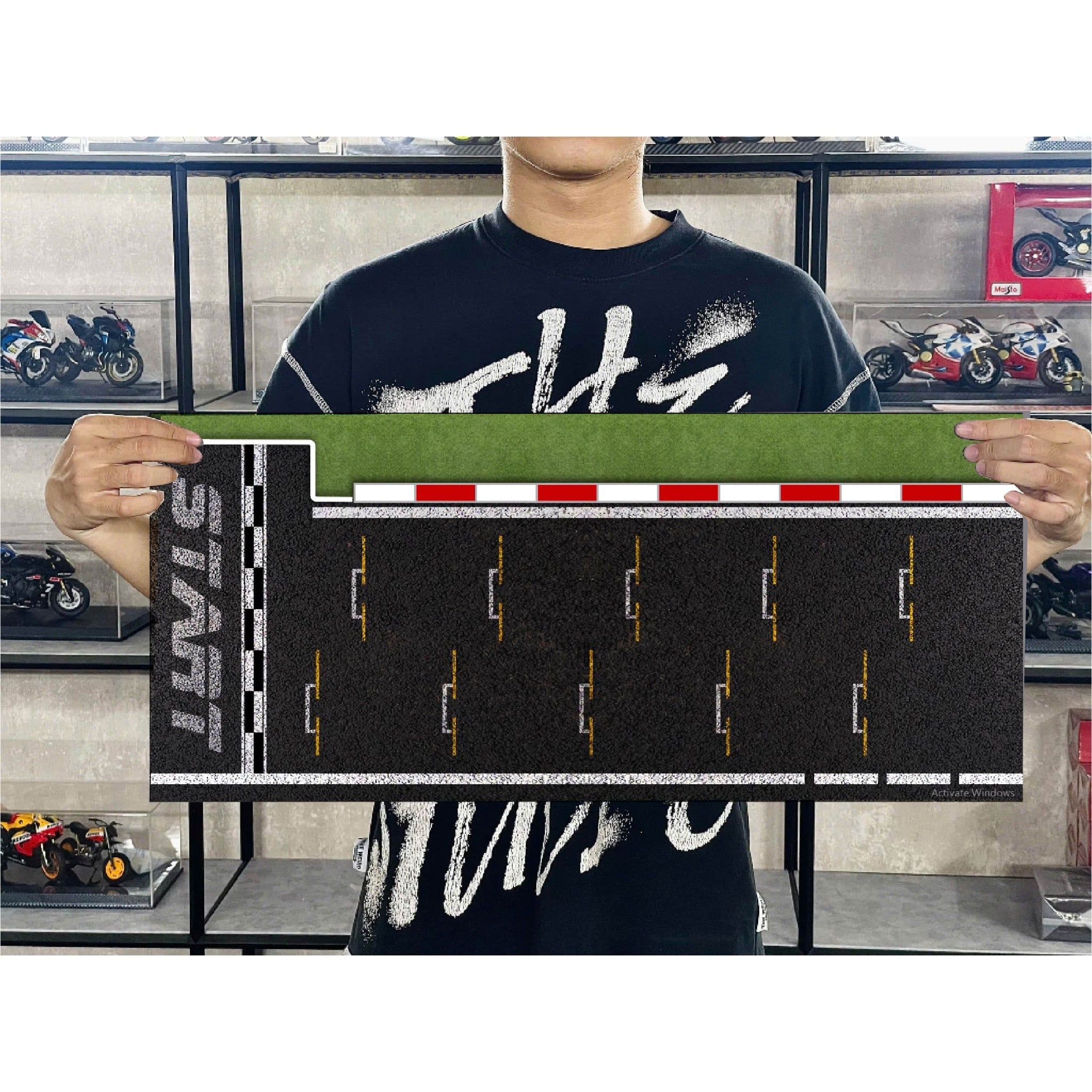  Diorama mô phỏng mặt đường - bãi đỗ xe - pit race in PP cán mờ chống nước bụi bẩn kích cỡ 90x40cm tỉ lệ 1:64 Autono1 DR602 